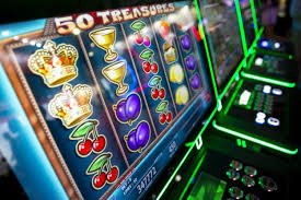 3pgame sports betting app ကို မိုဘိုင်းဖုန်းဖြင့် live odds ကြည့်ရှုနေသည့် မြင်ကွင်း